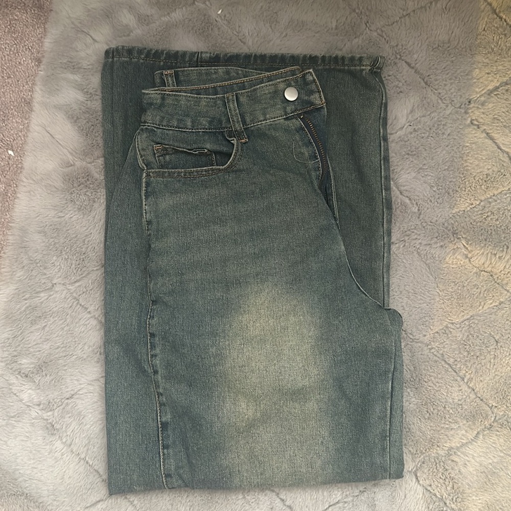 Baggy jeans, if you need more photos showing the pants lmk!!